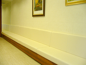 アイボリーのソファーと空気清浄機能のある「エコ・カラット」使用の壁